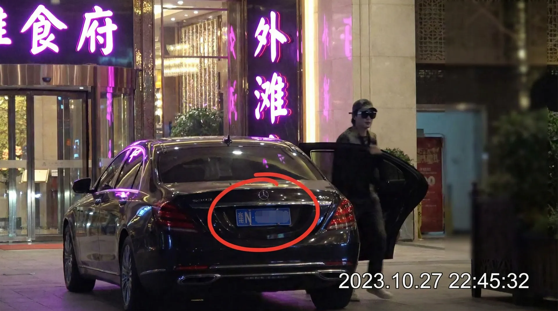 青梅竹马是消防员 - 豪车餐厅外偷拍
